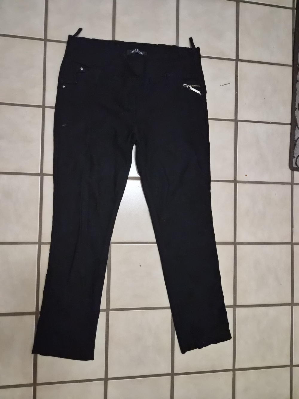 Black Straight-Leg Women's Jeans with Zip Pocket